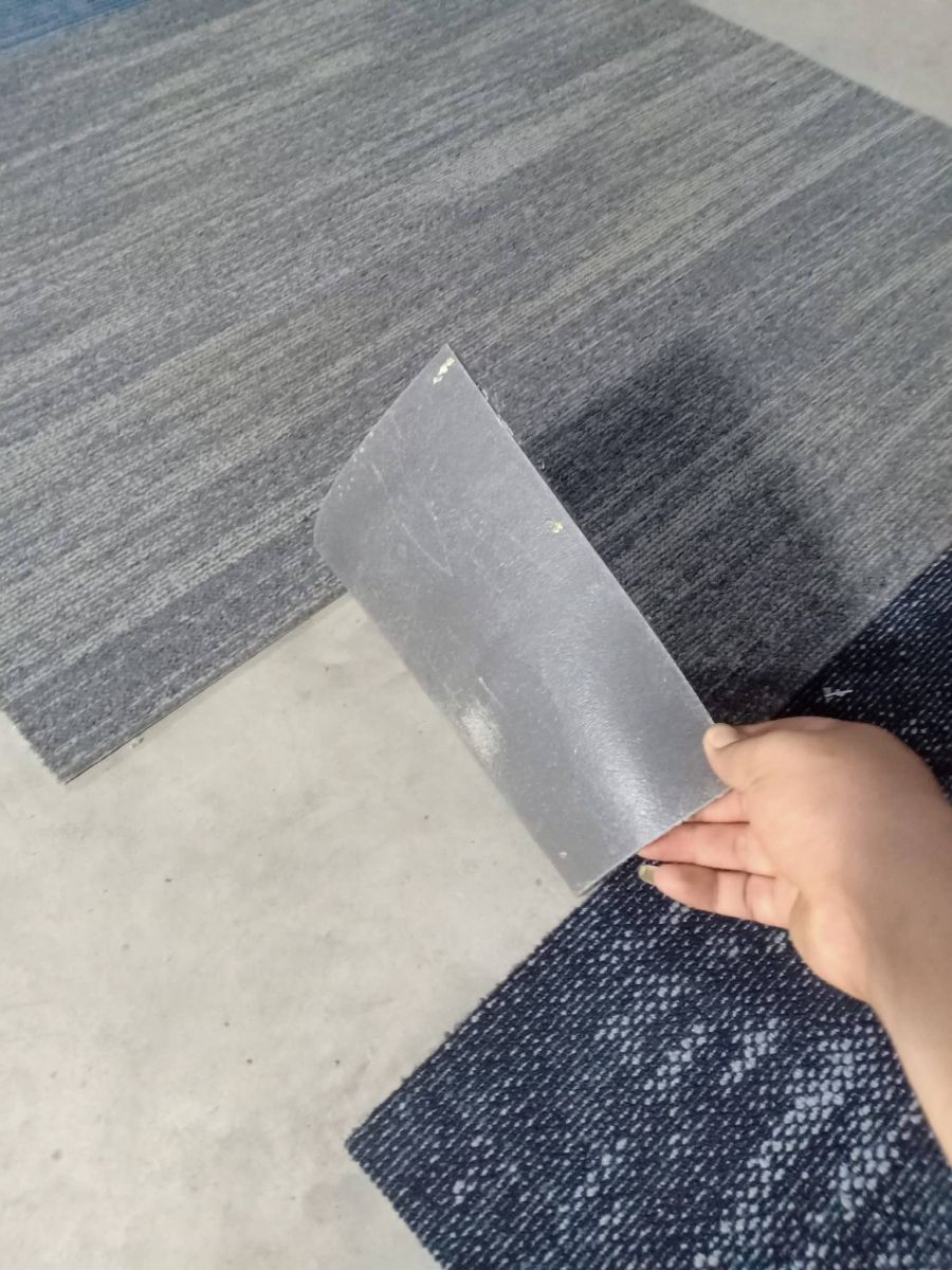Thảm trải sàn cũ thanh lý