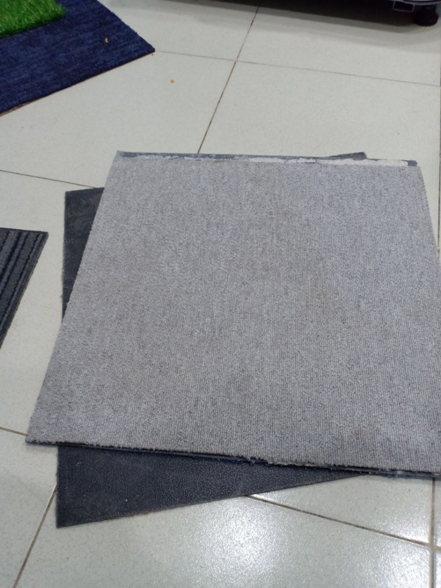 Thảm trải sàn cũ thanh lý