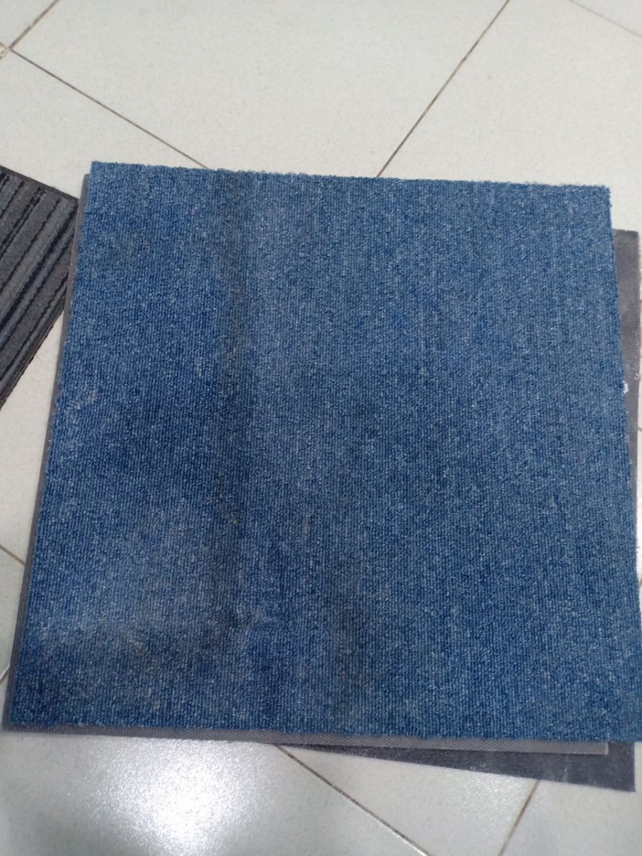 Thảm trải sàn cũ thanh lý