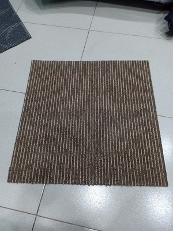 Thảm trải sàn cũ